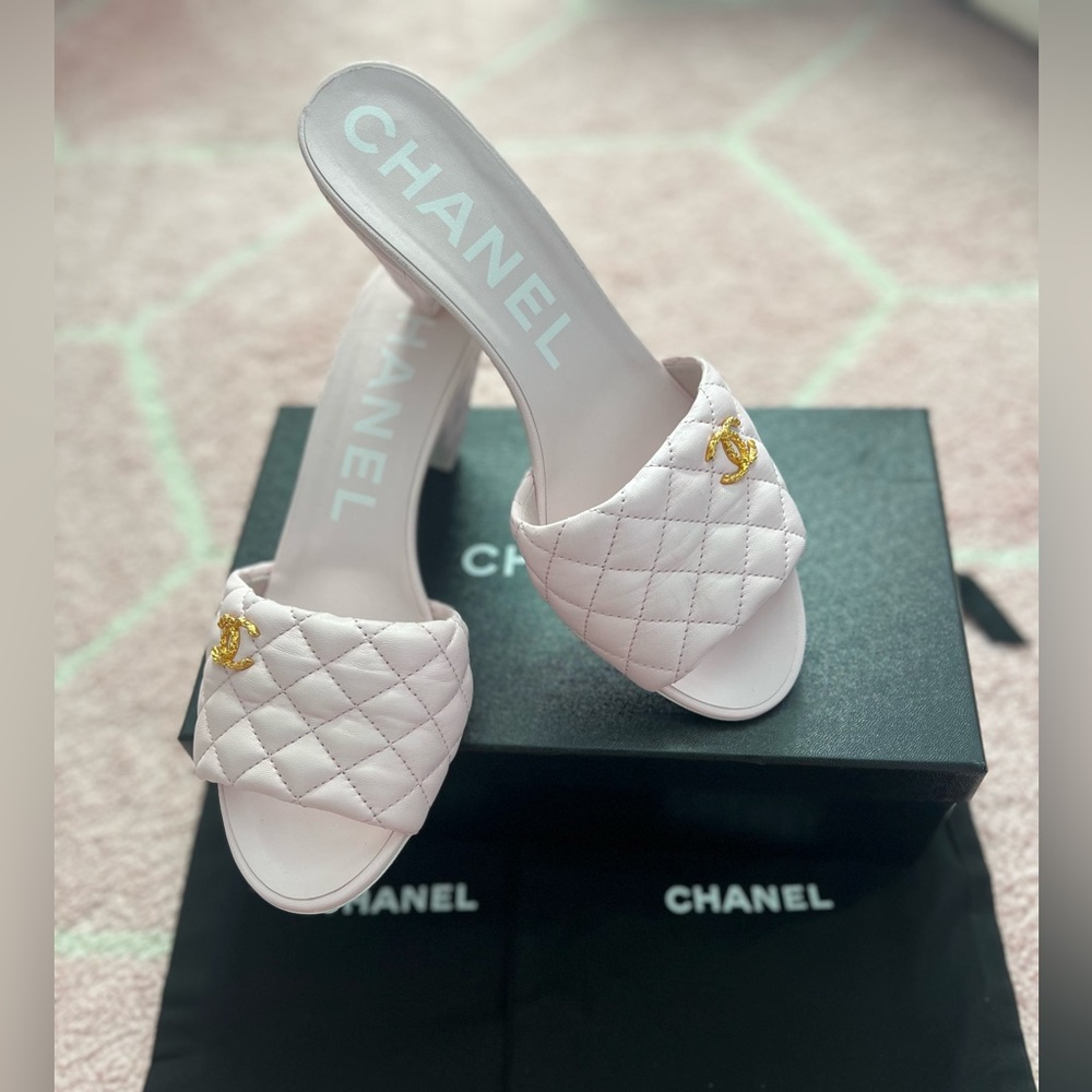 Authentic Chanel light pink quilted heel, Size 41.5